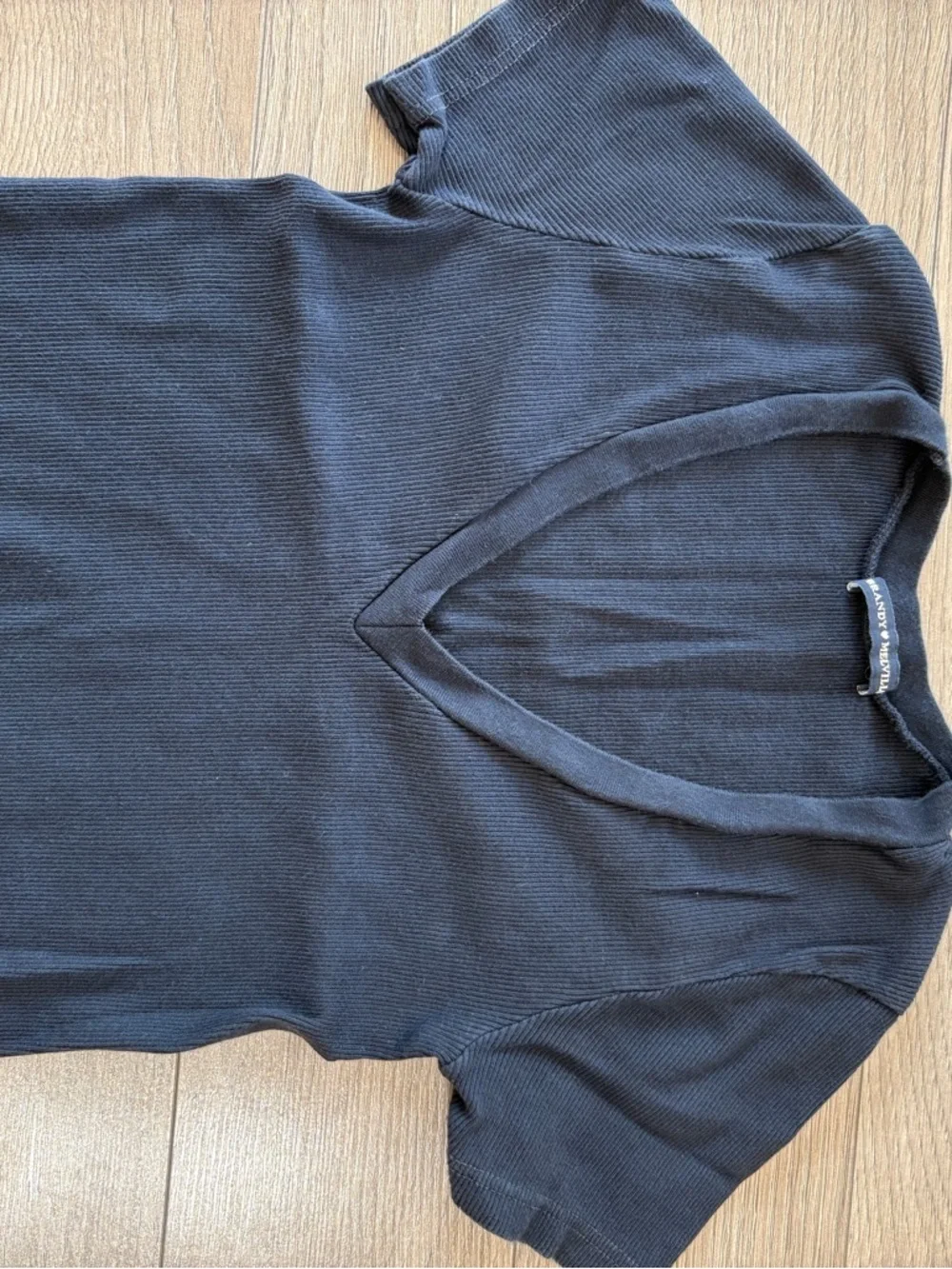Brandy Melville Black Ribbed V-Neck Short Sleeve Tee Size-US-XS - Picture 3 of 9